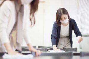 「従業員が掃除する時代」はもう終わり？ 人件費・生産性から考える“清掃を外部委託する本当の理由”